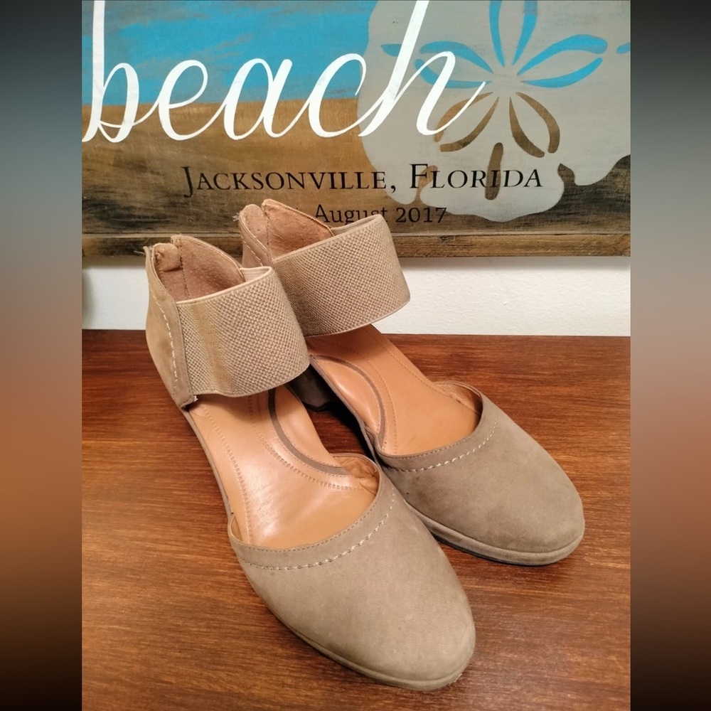 Nurture by Lamaze NWOT Tan Wedges